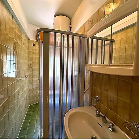 Spacious Flat Close To The - Beahost