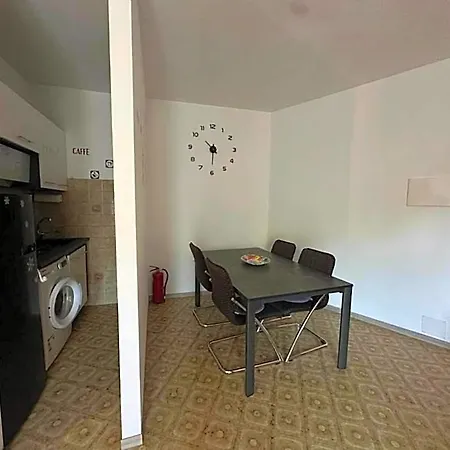 Spacious Flat Close To The - Beahost